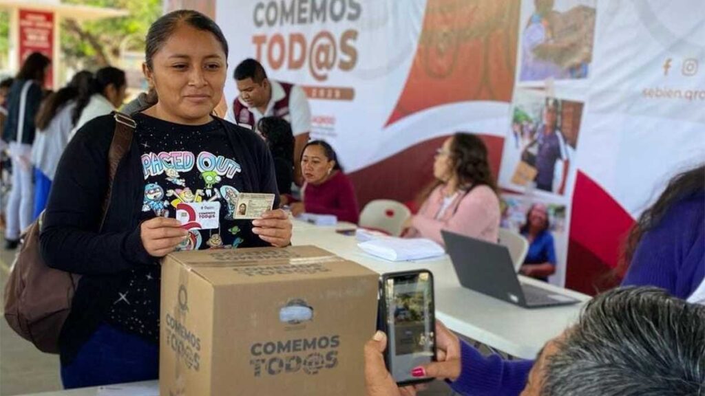 Entrega de paquetes alimnetarios de "Comemos Tod@s".