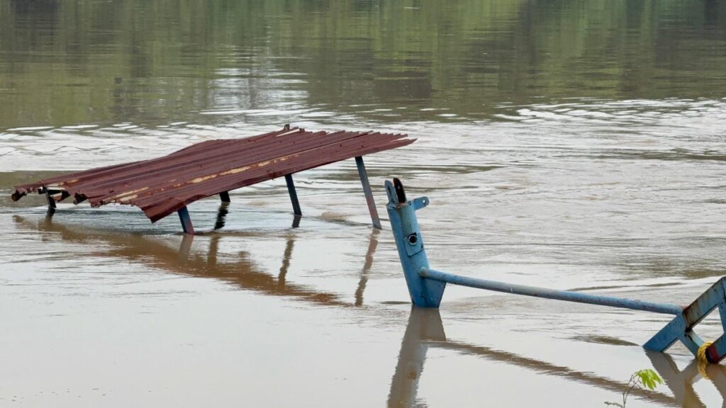 Crecida del río Coatzacoalcos hunde transbordador en Hidalgotitlán, Veracruz