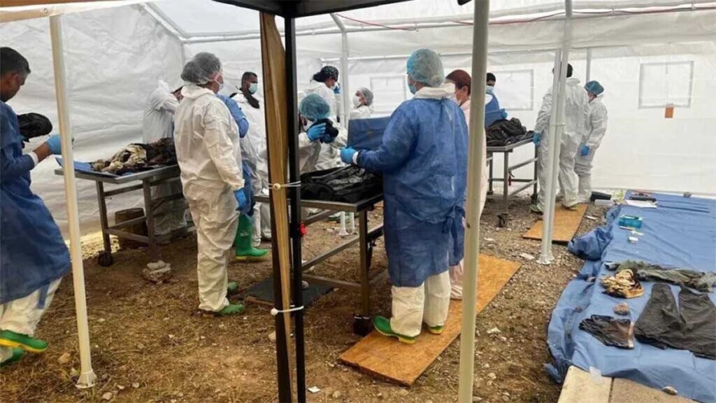 Continúan los trabajos para identificar los cuerpos.