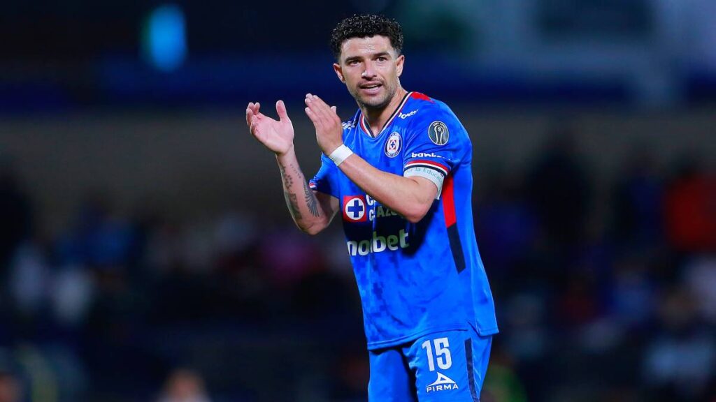 Cruz Azul vence a Pachuca con un penal polémico; Nacho Rivero termina con sangre en la cara