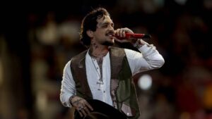 ¿Se molestó? Le gritan “Cazzu” a Nodal en concierto y detiene la música