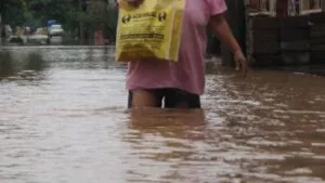 Video: hombres forman cadena humana y salvan a abuelita atrapada por lluvias