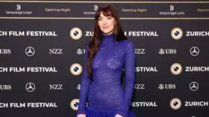 Dakota Johnson deja poco a la imaginación con un vestido de encaje transparente en el Festival de Cine de Zúrich