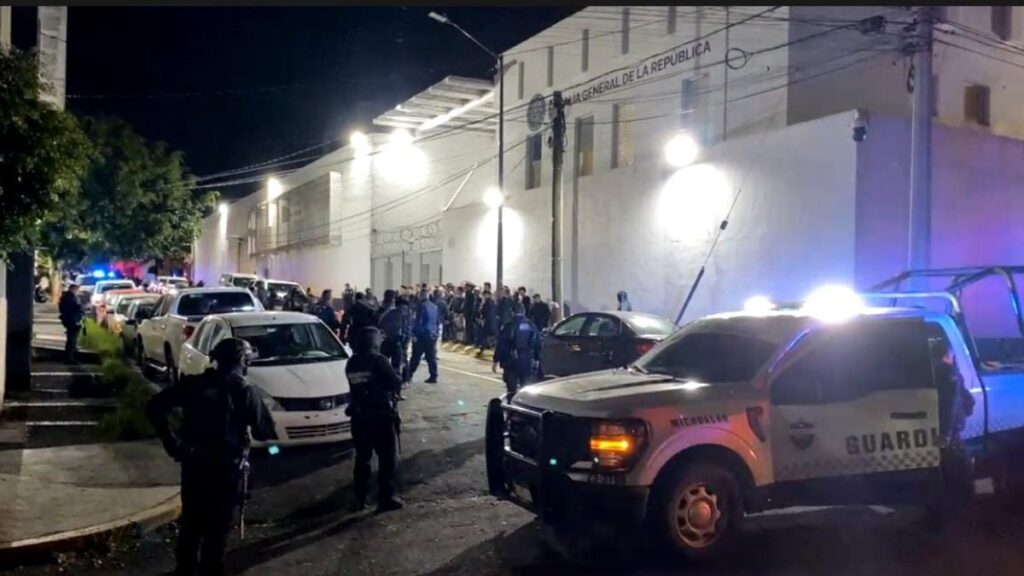 Detienen a 37 personas en campo de adiestramiento de Michoacán