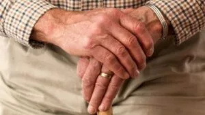 100 mil pesos al año, el costo oculto del alzheimer, 80% de los pacientes reciben atención en su propio hogar