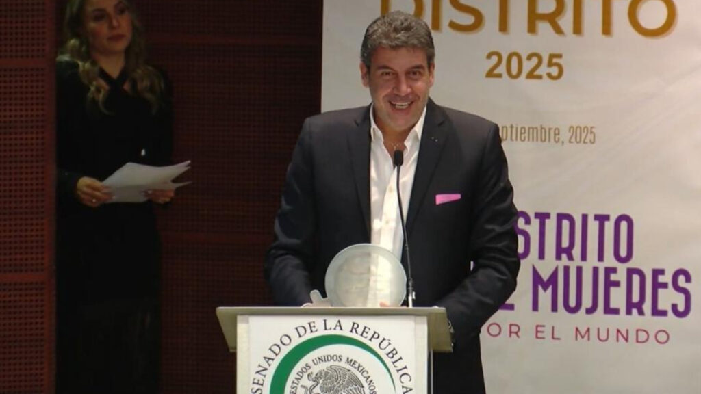 Mujer Distrito 2025 al empresario Arturo Elias Ayub