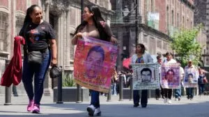 Padres de normalistas y trabajadores del IMSS encabezan las protestas en CDMX este 24 de septiembre