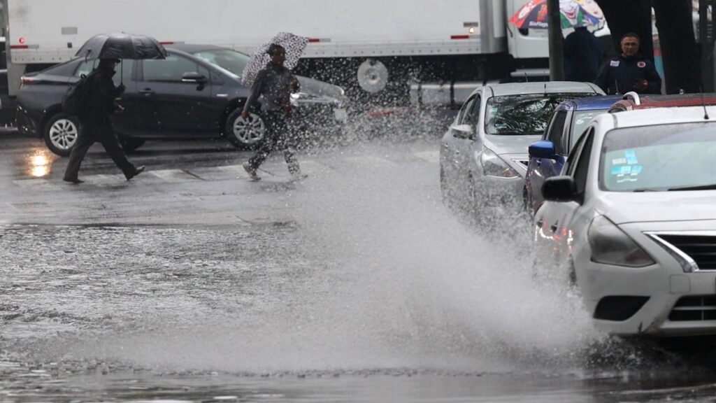 impacta-video-mujeres-intentan-cruzar-la-picacho-ajusco-y-corriente-se-las-lleva