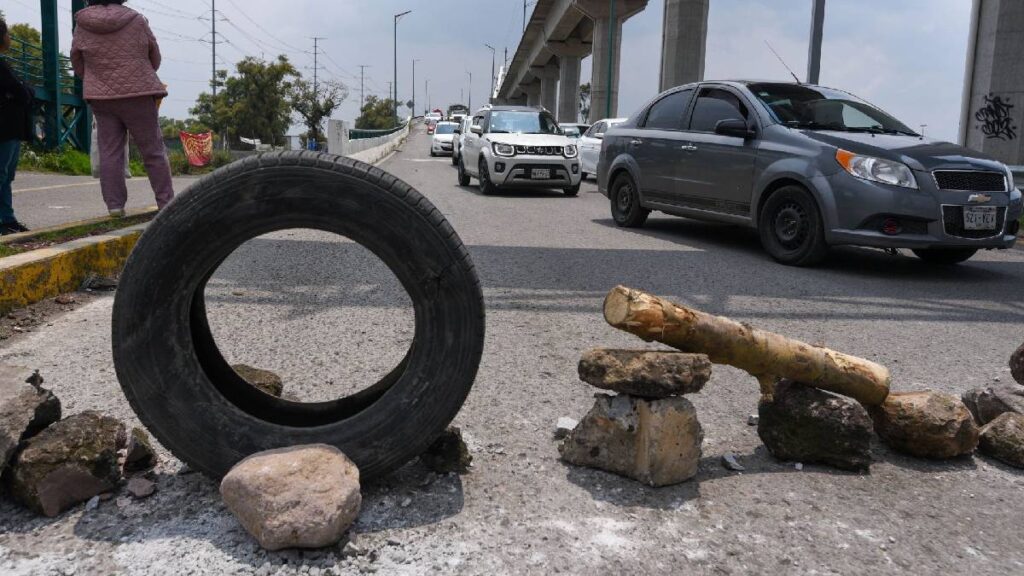Intento-de-robo-o-maldad-lanzan-piedra-a-automovilista-en-circuito-interior-en-cdmx