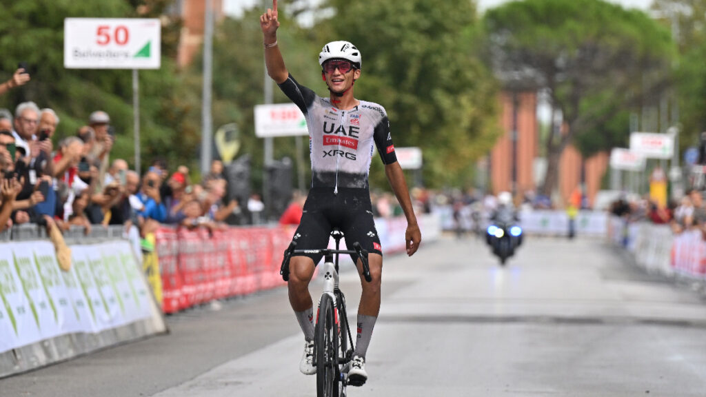 Isaac del Toro está imparable y conquista el Giro della Toscana 2025