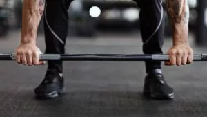 Joven se desmaya tras levantar 220 kilos en peso muerto en el gym