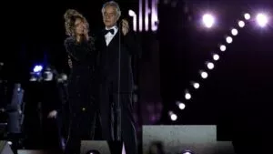 Dueto histórico: Karol G y Andrea Bocelli iluminan la Plaza de San Pedro con "Vivo por ella"