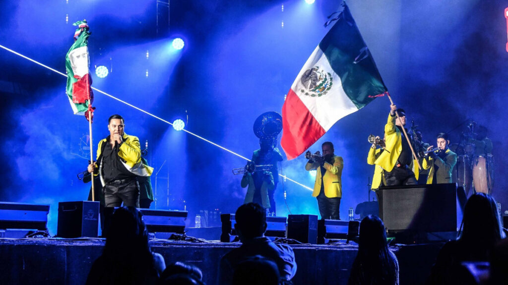 ¿No puedes ver a La Arrolladora Banda El Limón en el Zócalo?