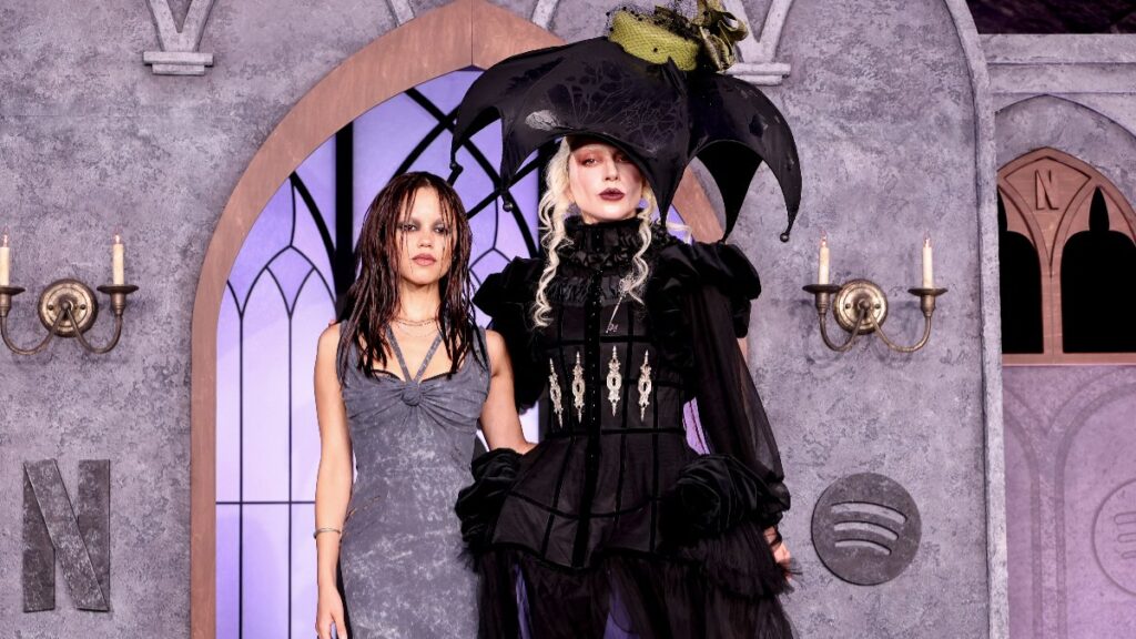 Revelan primera imagen de Lady Gaga como Rosaline Rotwood en "Merlina"