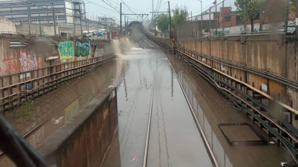 Inundaciones afectan servicio en Metro CDMX Línea A.