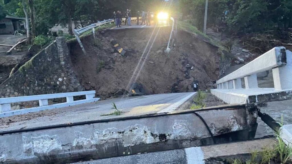 Inundaciones colapsaron vías en Chiapas