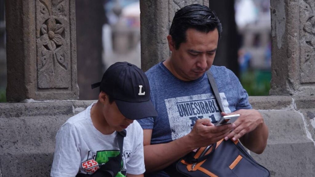 Reporta baches por WhatsApp con el nuevo chatbot de Locatel.