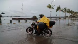 Disminuye velocidad de Lorena frente a Baja California Sur