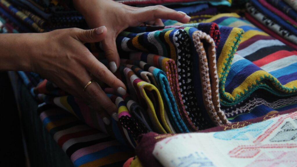 Marchan en Morelia para visibilizar al rebozo mexicano