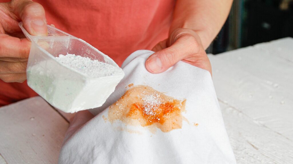 Mejores tips para eliminar manchas difíciles y malos olores de la ropa