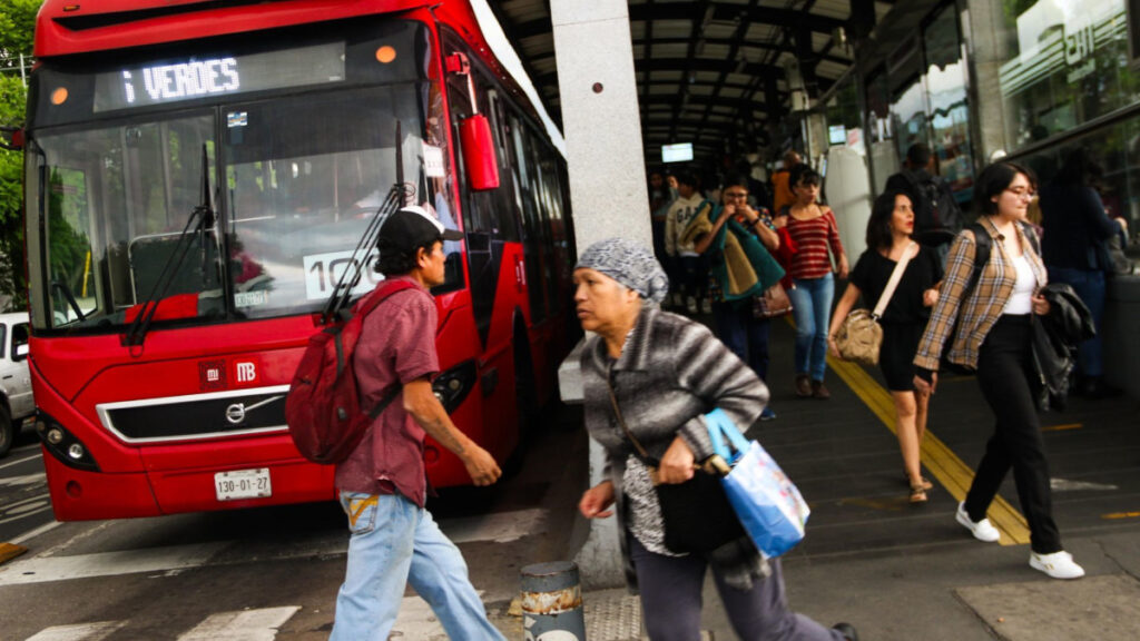 Metrobús amplía horario en Línea 1
