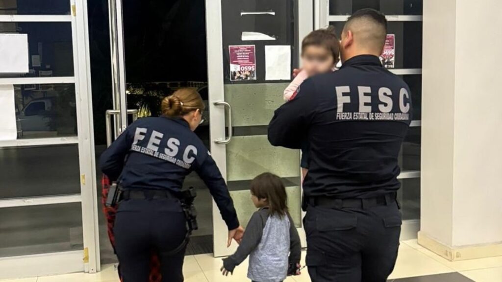 Niño Sale Con Su Hermana En Brazos Para Denunciar Maltrato Infantil En Tijuana