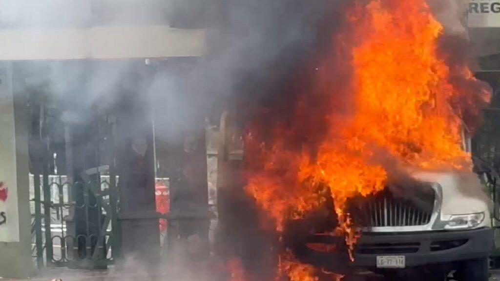 normalistas-lanzan-petardos-al-campo-militar-numero-1