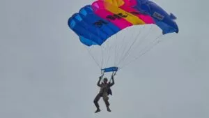 Paracaidistas de las Fuerzas Armadas de Honduras sufren aparatosas caídas en pleno desfile de independencia: video