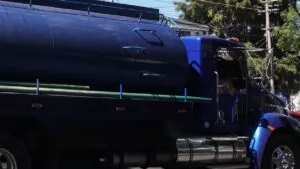 Impactante: pipa de gas LP queda colgando en carretera tras deslave en Baja California Sur