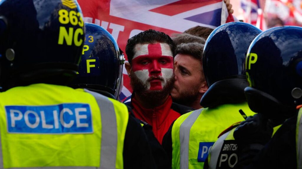 Policía de Londres arrestará a más personas tras violenta protesta.