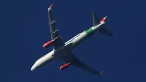 Padre acompaña desde tierra en primer aterrizaje de su hija como piloto: VIDEO