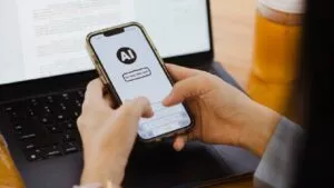 ¿IA en la política? Miembros del Parlamento en Reino Unido usan ChatGPT para redactar discursos