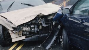 Raro video: camioneta se sale del carril, vuelca, se reincorpora y sigue su camino en Morelos