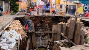 Iztapalapa: estabilizan paredes del socavón y preparan instalación de nueva tubería