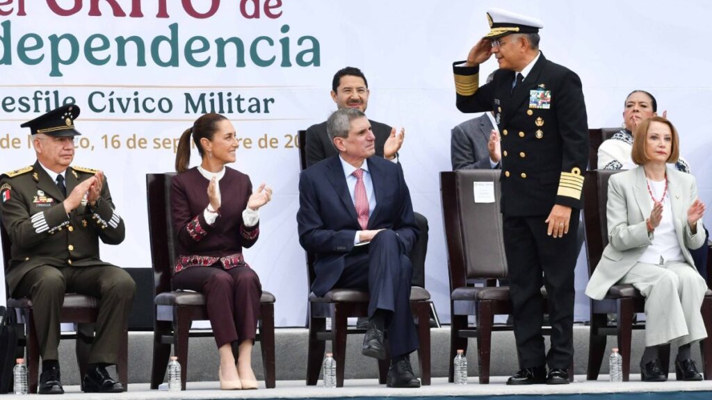 Secretario de Marina saluda a la presidenta Claudia Sheinbaum