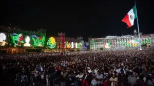 Celebración del Grito en el Zócalo reúne a 280 mil personas sin incidentes
