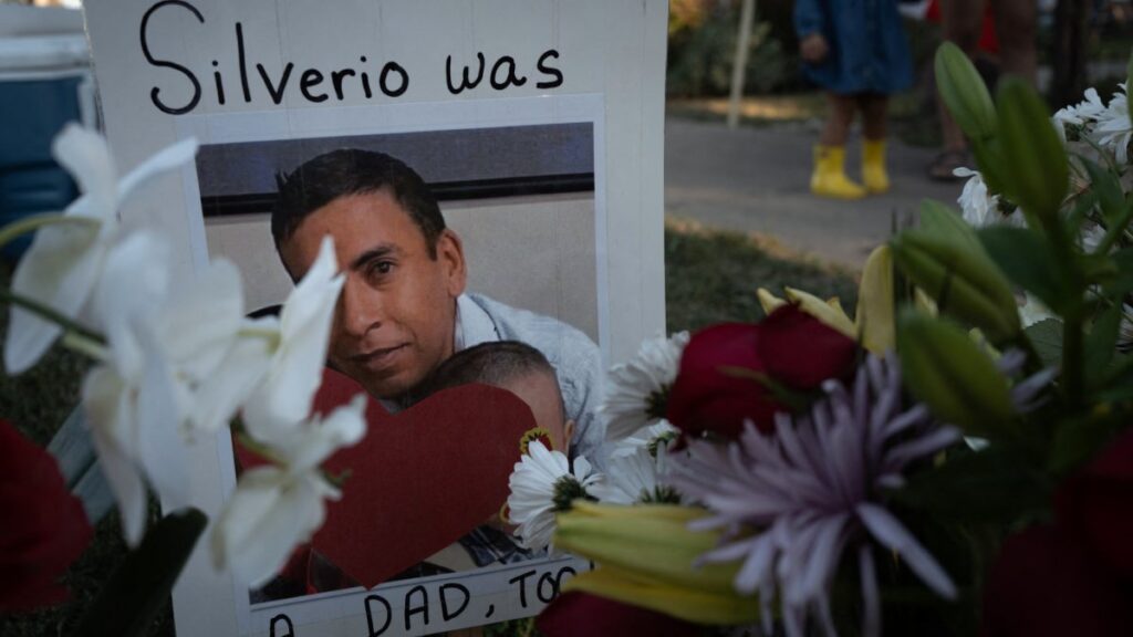 Ofrenda donde perdió la vida el mexicano Silverio Villegas en en Franklin Park, Illinois.