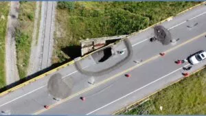 Socavón cierra acceso al Aeropuerto de Puebla; la vía alterna será carretera federal