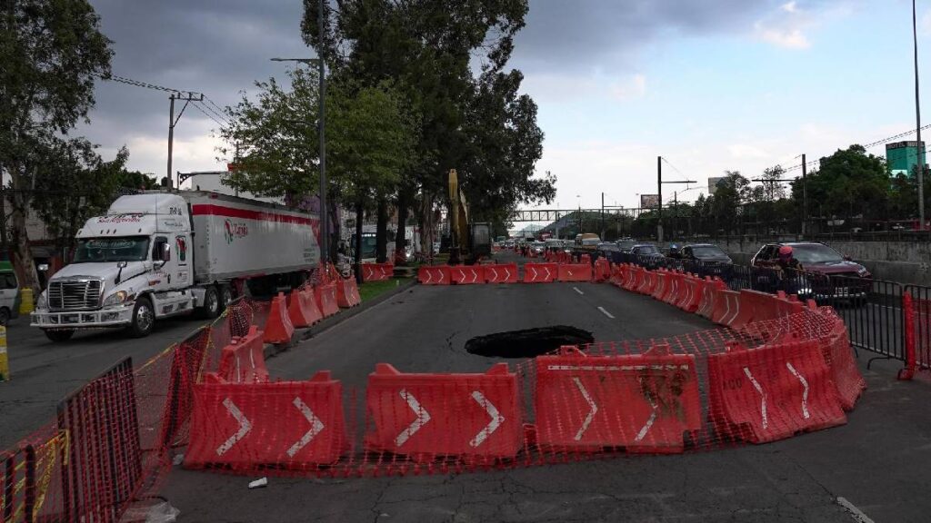 Camión de basura cayó en un socavón en San Juan de Aragón, GAM; CDMX suma más de 100 hundimientos en lo que va del 2025.