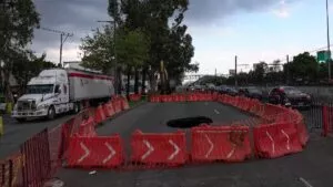 ¡Otro más! Camión de basura cae en socavón de San Juan de Aragón
