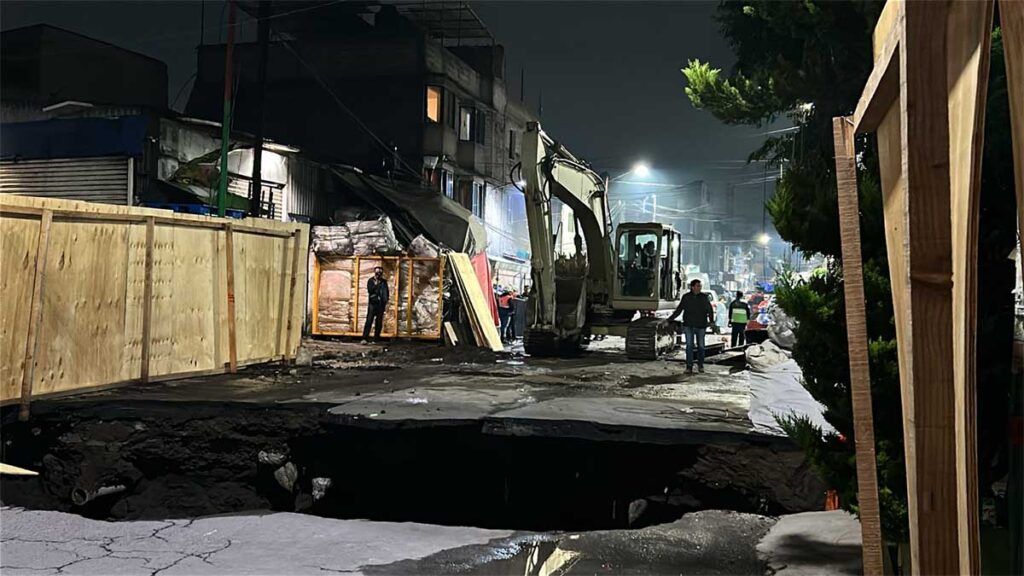 Obras para arreglar el socavón en la alcaldía Iztapalapa.
