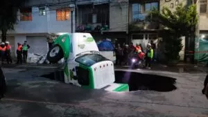 Socavón en Iztapalapa aumenta de tamaño; evacuan a 27 personas