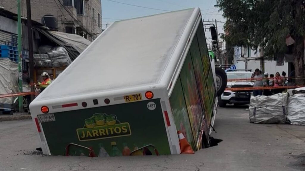 Momento exacto: camión refresquero cae en socavón de 8 metros en Iztapalapa