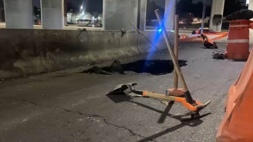 Joven cae a socavón tras accidente vehicular en Guadalajara