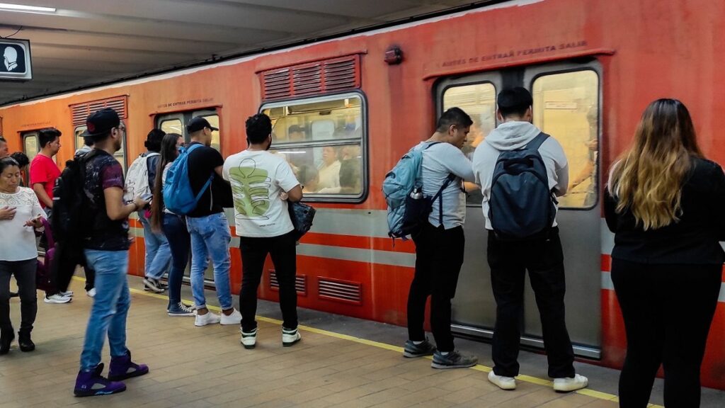 surge-lady-metro-insulta-y-golpea-a-poli-en-estacion-zocalo