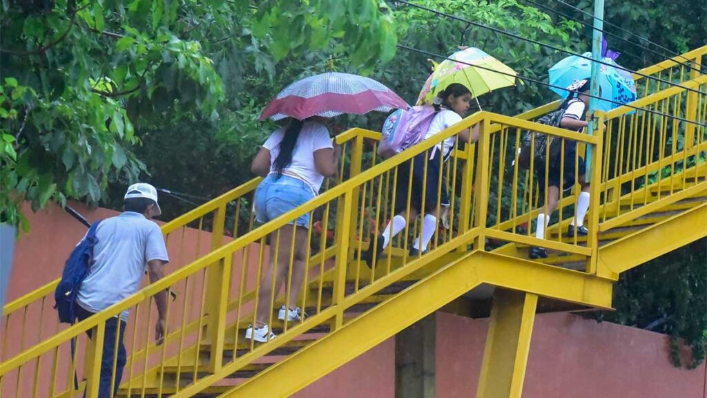 Desmienten suspensión de clases por lluvias en Nuevo León.