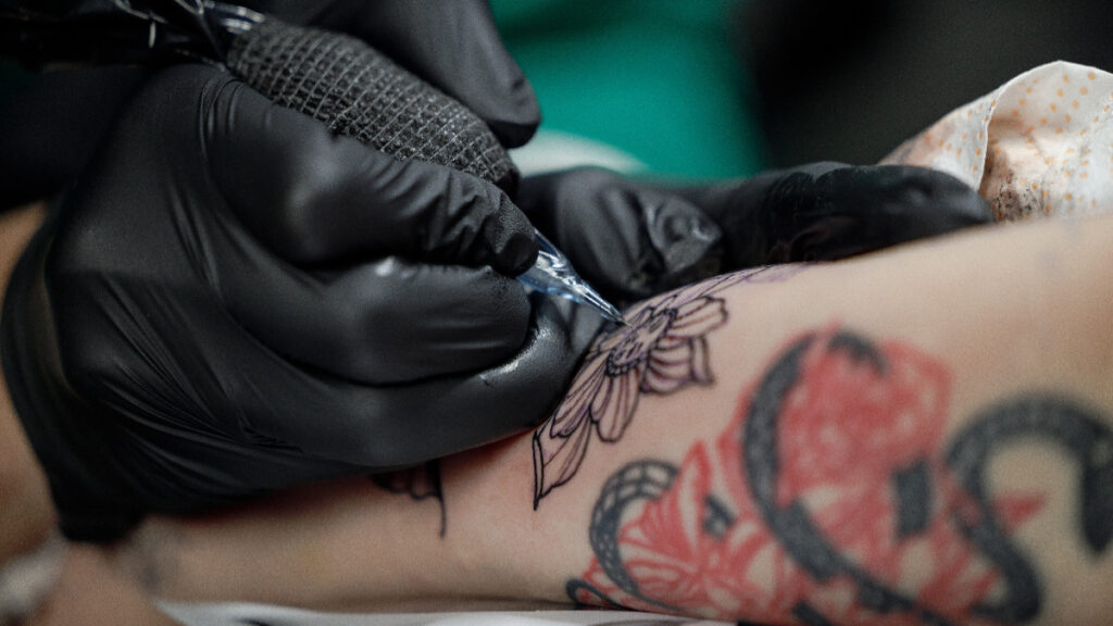 ¿Tatuajes podrían proteger contra el melanoma?