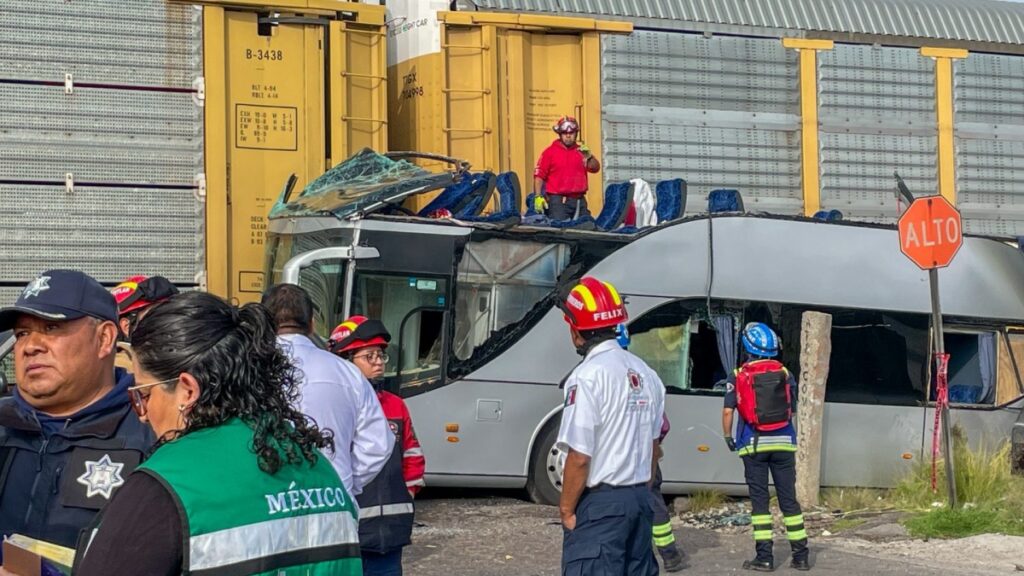 Trasladan a penal mexiquense al chofer del autobús que chocó con tren en Atlacomulco