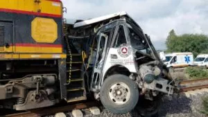 Tren se lleva a camión de pasajeros en Guanajuato; mueren 6