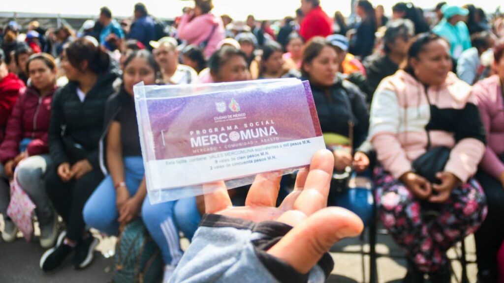 Entrega de vales de Mercomuna en el Zócalo CDMX.